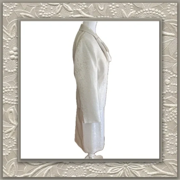 Le Suit Beige Damask Two-Piece Skirt Suit Set – Size 12 Petite